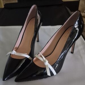 Vero Cuoio Black Heels with White Accent